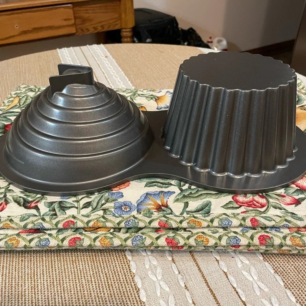 Wilton Giant Cupcake Pan makes large cupcake Great for all‎ holidays parties NEW